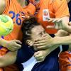 Аргентинка Росио Кампильи соперничает с голландскими игроками во время гандбольного матча в группы В. Эрик Feferberg / AFP