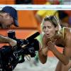 Лаура Людвиг из Германии посылает поцелуи в камеру , после победы над Канадой в матче по пляжному волейболу. Ezra Shaw / Getty 