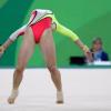 Немецкая гимнастка Полина Шефер во время выполнения упражнения. Дамир Sagolj / Reuters