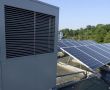 Фото:  Тепловой насос, использующий наружный воздух и солнечную энергию, на крыш