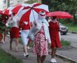 Фото:  Женщины с бело-красно-белыми зонтиками в Минске