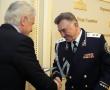 Фото:  Литвин вручает награду Зарубенко в честь 20-летия милиции