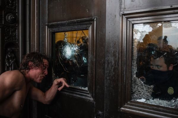Фото:  Видеооператор ультраправого сайта The Daily Caller во время штурма Капито