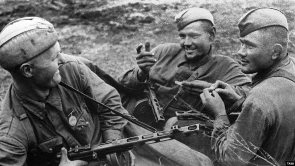 Фото:  Солдаты Народного комиссариата внутренних дел СССР (НКВД) в перерыве межд