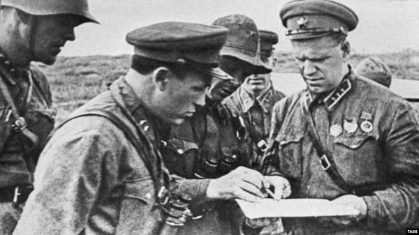 Фото:  На фото: Георгий Жуков (справа) по время военных действий на реке Халхин-