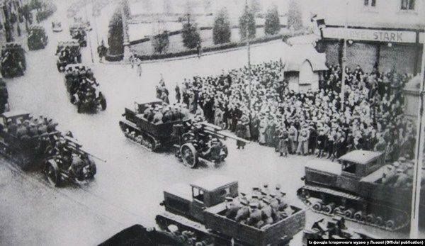Фото:  Население Львова встречает советскую армию. Сентябрь 1939 года