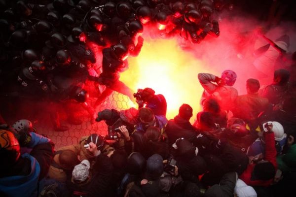 Фото:  Столкновения под Администрацией президента между протестующим и правоохра