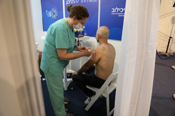 Вакцинация против COVID-19, Тель-Авив, 31 декабря 2020 года. Фото: EPA/UPG