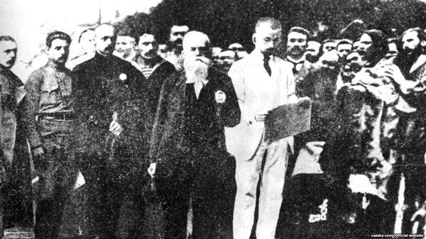 Фото:  Центральная Рада во время провозглашения первого Универсала
