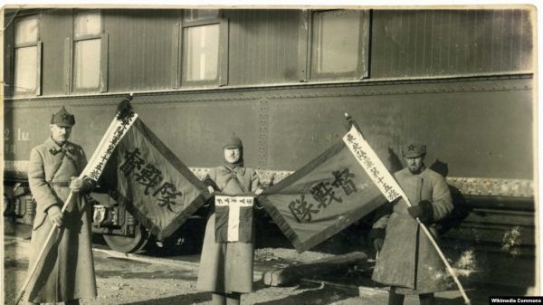 Фото:  Конфликт на КВЖД, 1929 г., бойцы РККА с трофейными знамёнами Чжан Сюэлянa