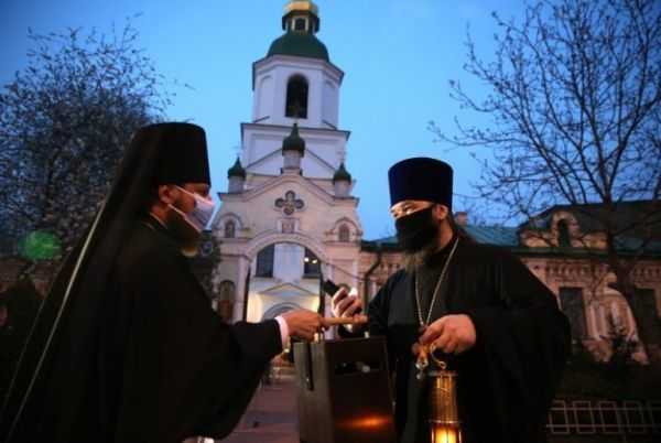 Фото:  Священники с лампадками с Благодатным огнем возле Свято-Воскресенского хр