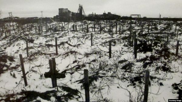 Фото:  Могилы убитых участников воркутинских волнений 1953 г. Снимок с выставки 