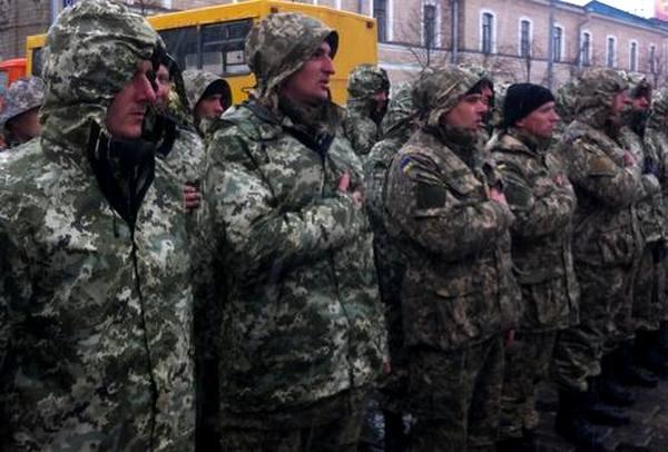 Фото:  Харьков. Бойцы 92 ОМБР, уезжающие сегодня в зону АТО, поют гимн Украины