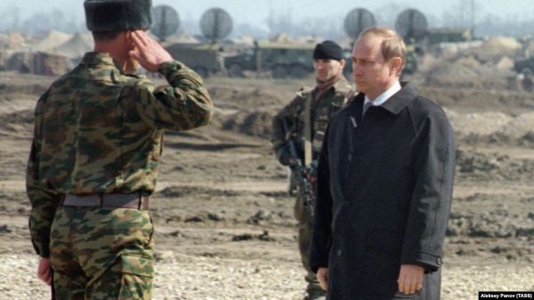 Фото:  Владимир Путин в Ханкале, Чечня, 2000 год