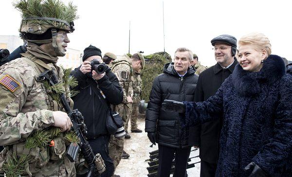 Фото:  Президент Литвы Даля Грибаускайте с солдатом НАТО на учениях на учениях «