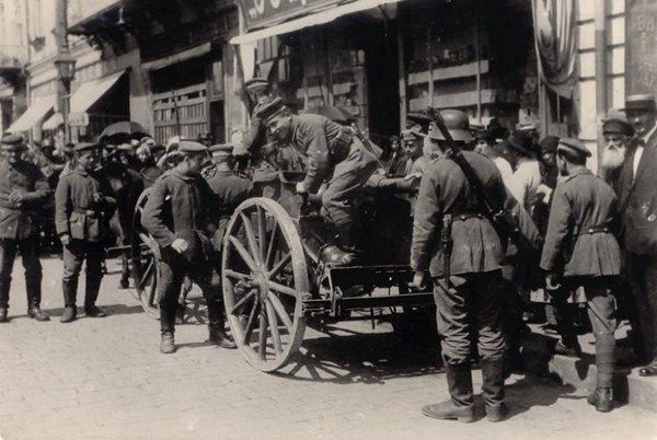 Фото:  Німецький кулеметний візок з розрахунком на вулицях Києва. Весна 1918-го