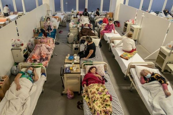 Пациенты с COVID-19 в в больнице Львова. Фото: AP/Evgeniy Maloletka