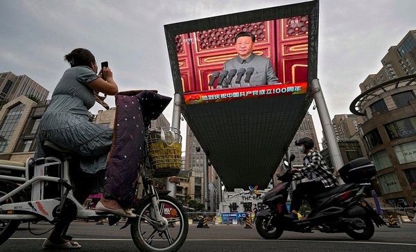 Фото:  Си Цзиньпин на экране торгового центра в Пекине. Фото: Andy Wong / AP