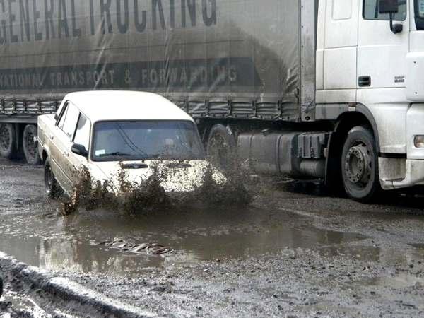 Фото:  Украина: дороги разворованы