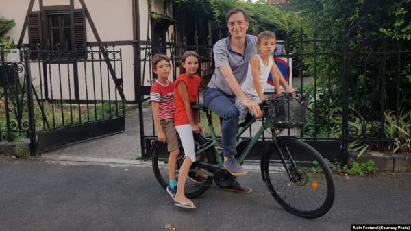 Фото:  Алан Фонтанель с детьми на своем велосипеде