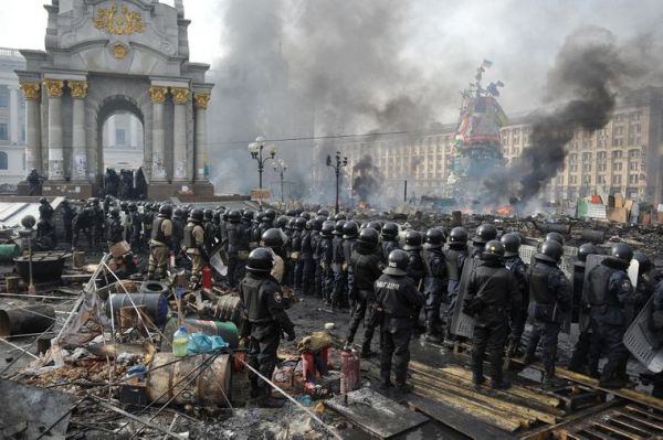 Цепь силовиков на Майдане Независимости во время попытки силового разгона 