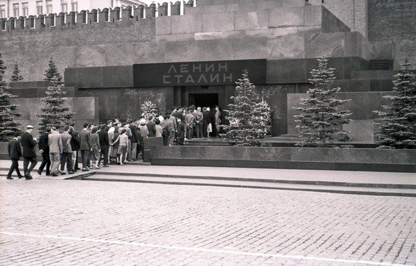 Фото:  Очередь в мавзолей Ленина-Сталина. Москва, 1957 г. commons.wikimedia.org