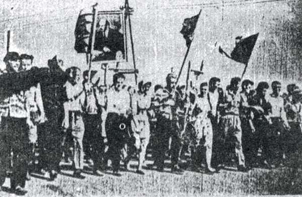 Рабочие шли на демонстрацию под красными флагами и с портретами Ленина. 1962 г.