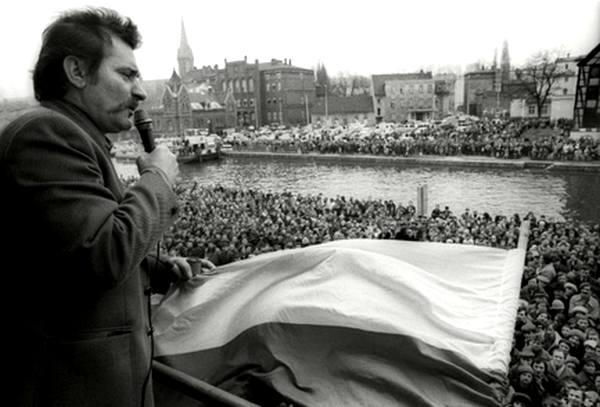Фото:  Лех Валенса выступает в Быдгоще после мартовских событий