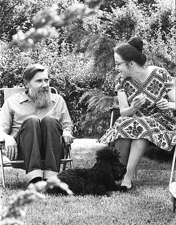 Батьки Єгора Грана Андрій Синявський та Марія Розанова на околицях Тулузи 21 серпня 1973 року. AFP - ARCHIVES