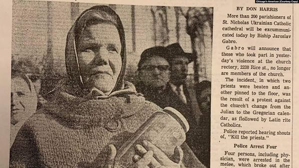 На фото з газети Chicago's American одна із учасниць заворушень із порожньою пляшкою для освяченої води, яку вона не змогла отримати 19 січня 1968 року.