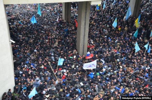 Мітинг проти сепаратизму біля Верховної Ради АР Крим. Сімферополь, 26 лютого 2014 року