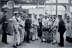 Броненосец «Роял Соверин». 1895 год. Ритуальная выдача грога морякам Британского Королевского флота была упразднена 31 июля 1970 года. Фото: MARY EVANS/VOSTOCK PHOTO