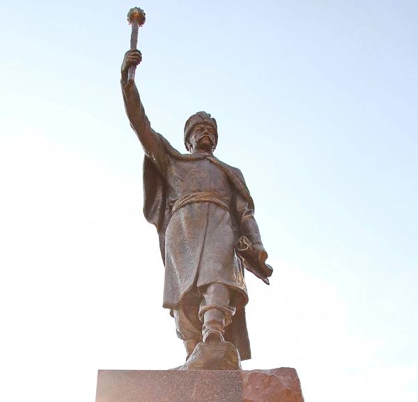 Пам’ятник Мазепі, який поставили біля селища Коломак на Харківщині до 330-річчя обрання його гетьманом / Фото: Харківська міська рада (2017 рік)