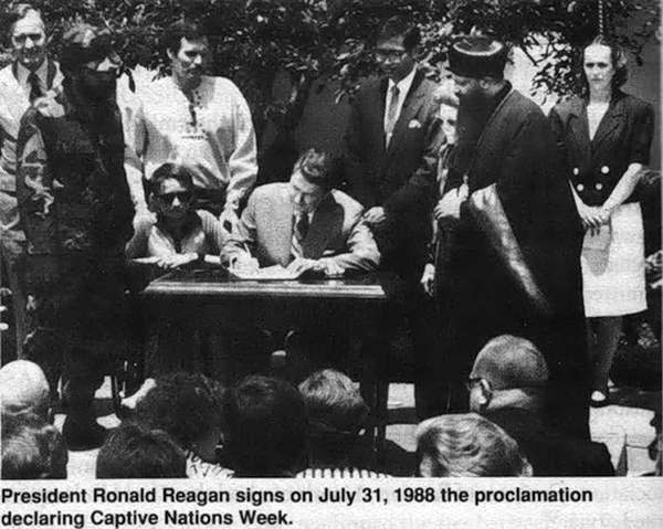 Президент Р. Рейган подписывает декларацию порабощенных народов, 31 июля 1988 г.Рядом с Бушем-старшим среди представителей порабощенных народов украинский националист Петр Рубан