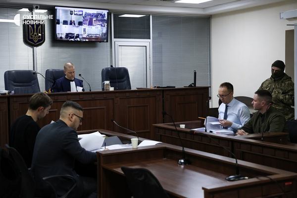 Заступник начальника СБУ у Києві та Київській області Олег Токарчук (праворуч) на лаві підсудних у ВАКС, Київ, 18 березня 2026 року. Суспільне Новини/Іван Антипенко
