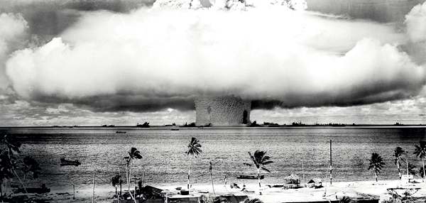 25 июля 1946 года. Испытания атомной бомбы в  районе Маршалловых островов