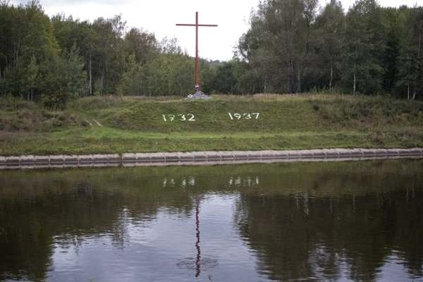 Памятный крест на берегу канала / Фото Евгения Фельдмана