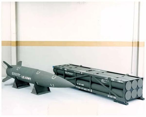 ATACMS (слева) и ТПК с 227-мм снарядами