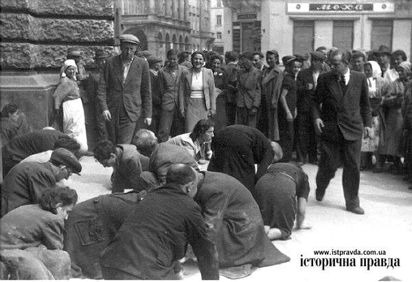 Еврейские мужчины и женщины чистят улицу возле Оперы