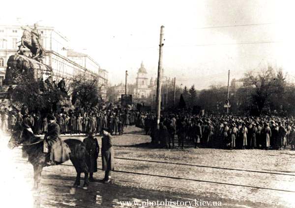 Красная армия на Софиевской площади, 1919 год. Фото с сайта photohistory.kiev.ua