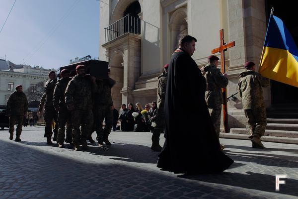 Військовослужбовці заносять труну із загиблим військовим Віктором Козаковим до Гарнізонного храму святих апостолів Петра і Павла під час церемонії прощання, 10 березня 2026 року. Анна Зубенко / Frontliner