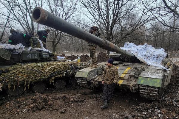 Українські військові на своїх танках біля прифронтового міста Бахмут © REUTERS / STRINGER