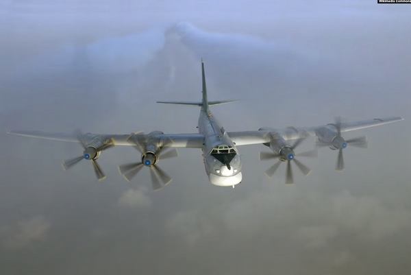 Стратегічний бомбардувальник Ту-95 під час польоту. Україна передала Росії 11 важких бомбардувальників в кінці 1990-х років