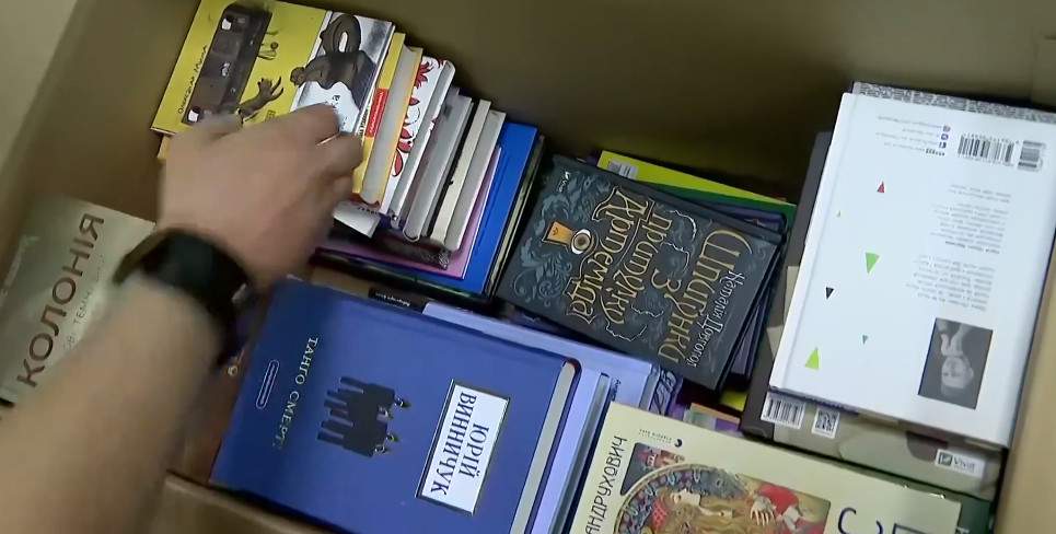 Сотні бібліотек в Україні втратили книжки українською через війну та окупацію