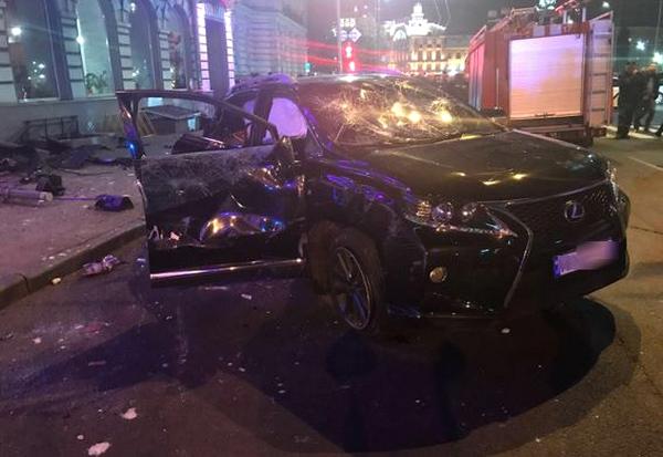 Lexus вылетел на тротуар, где сбил 11 человек
