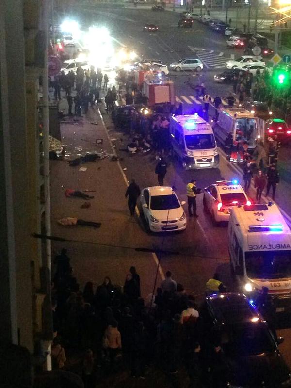 Lexus вылетел на тротуар, где сбил 11 человек