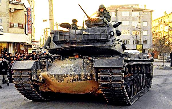 28 февраля 1997 г. Танк путчистов на улицах Синджана