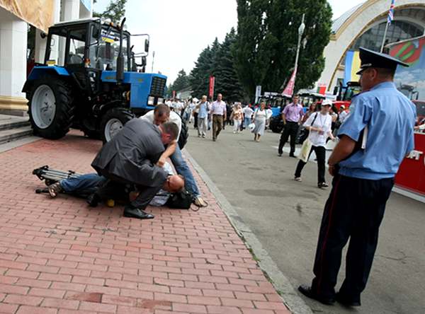 Охрана Виктора Януковича препятствовала тележурналисту СТБ Сергею Андрушко вести репортаж с выставки "Агро-2010", в который принимал участие президент.  