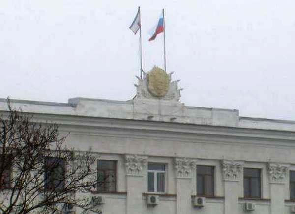 Первая фотография с места событий - над зданием российский флаг