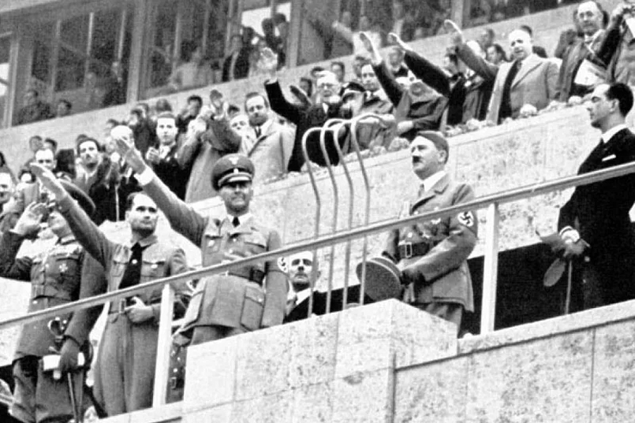 Гітлер та його поплічники під час відкриття Олімпійських ігор у Берліні. Фото з архівів.